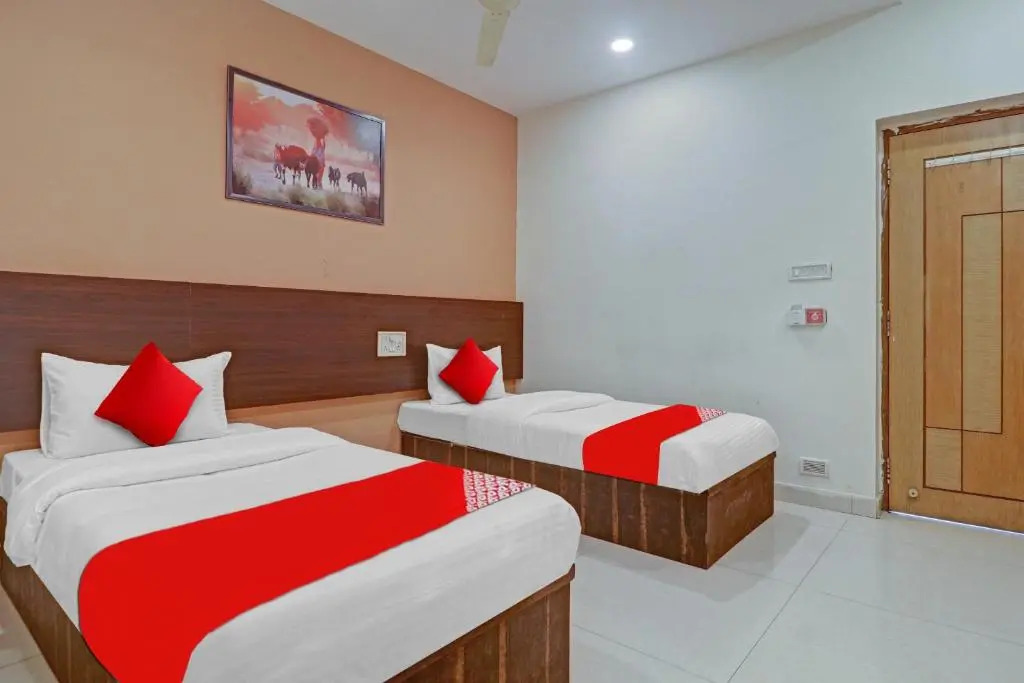 OYO Flagship 81027 Star Inn Near Durgam Cheruvu
