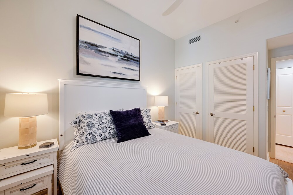 Luxe Naples Bay Resort Condo: Near Fifth Ave!