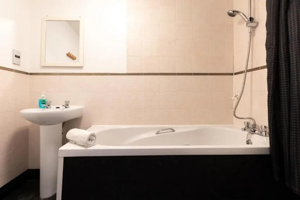 BEST PRICE! LARGE SPACIOUS 2 BED APARTMENT - King Size or Single Beds, Sofabeds, Smart TVs, FREE PARKING