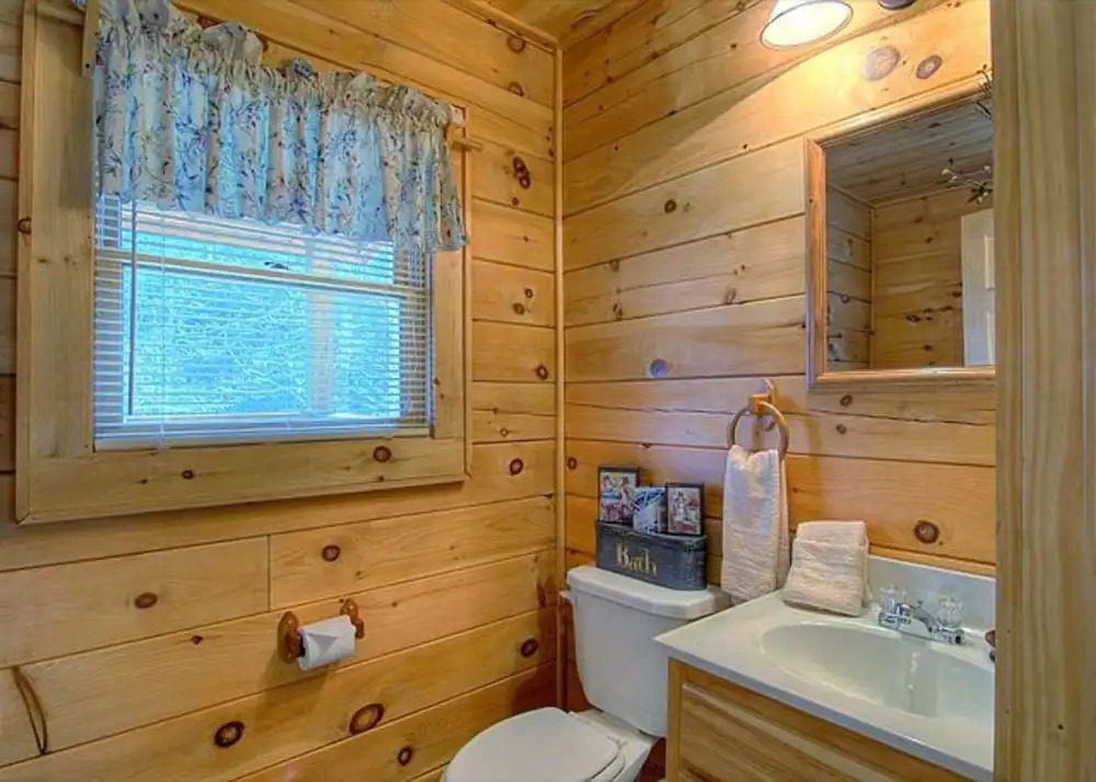 MYSTIC MOUNTAIN - GREAT LOCATION! CLOSE TO ALL THE ACTION! cabin