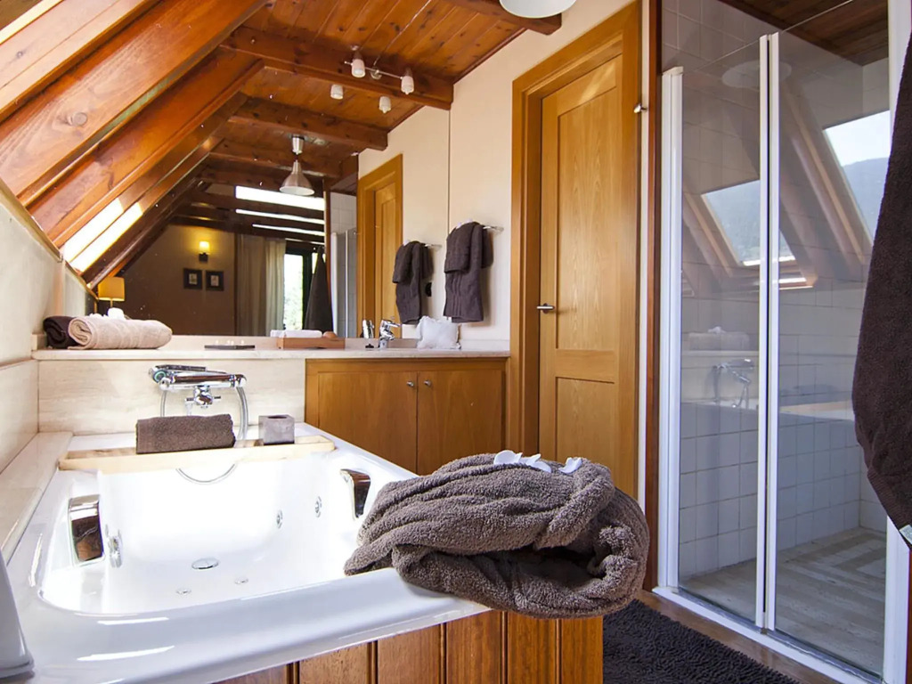 House located in Vall d 'Aran and just 5 min. Walk from the center of Vielha.