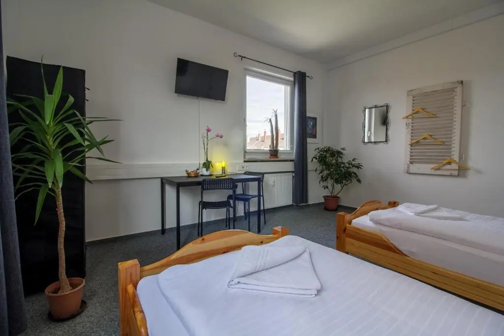 ROOM 1 / ROOM 2