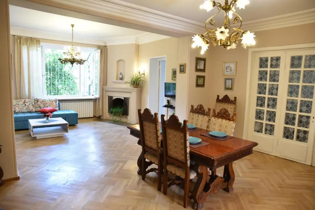 3 BD App with cozy Garden