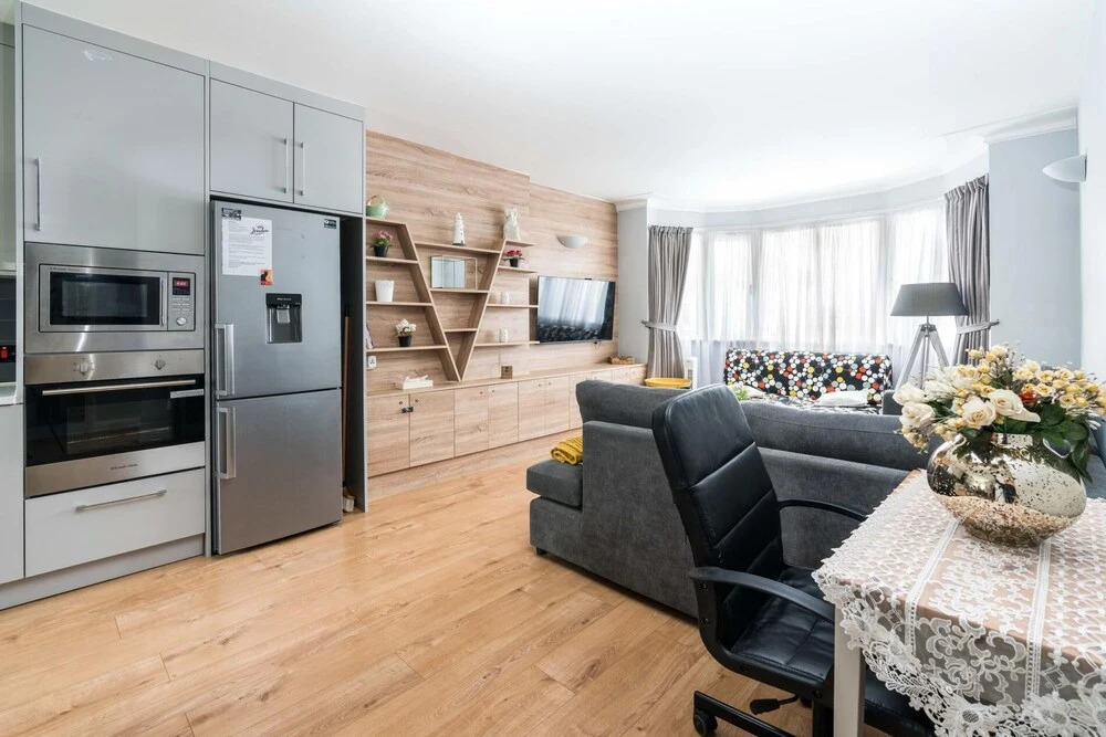 Sleek 2BD Home Close Brent Cross Shopping Centre
