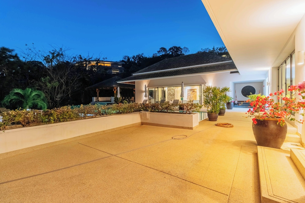 Seaview Own Pool Full-Time Maid V302