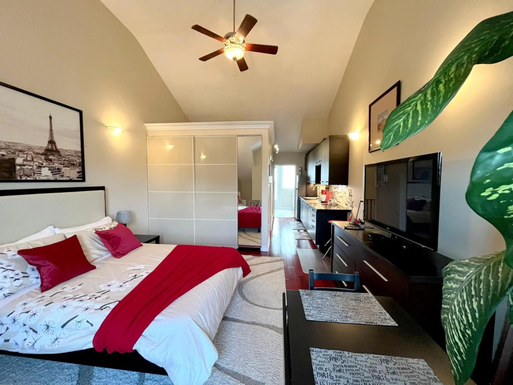 Stunning Studio in the Beaches