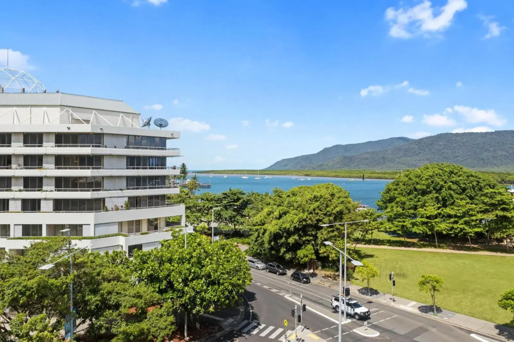 Stunning Costal 3 Bedroom Apartment In Cairns Cbd