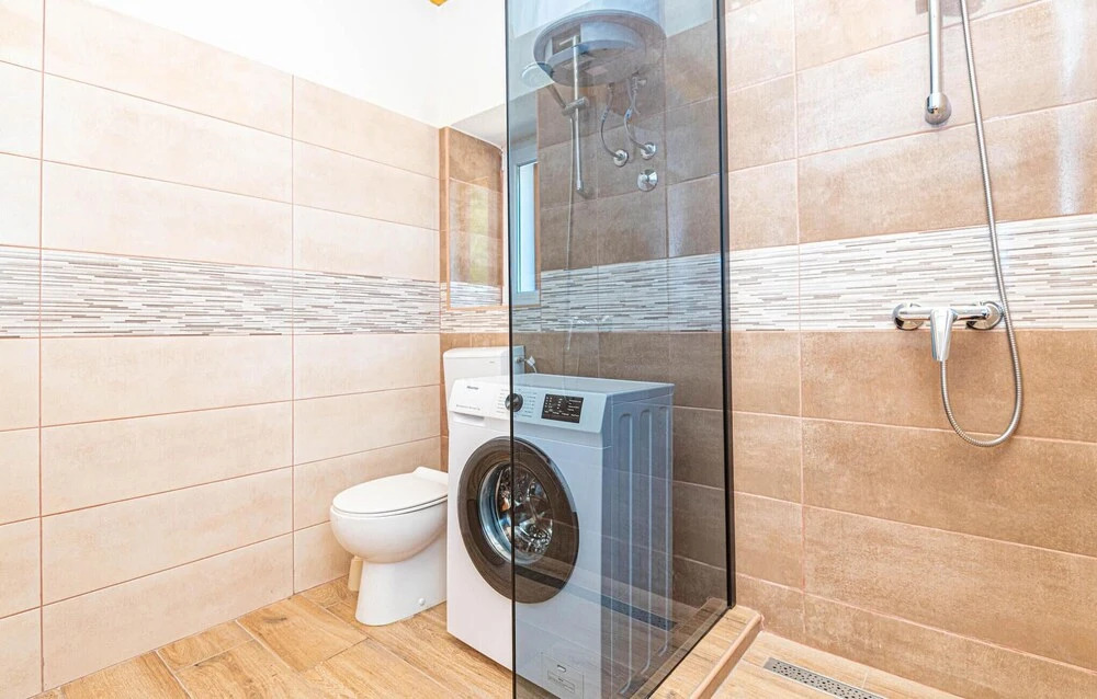 2 Bedroom Beautiful Home In Drinovci