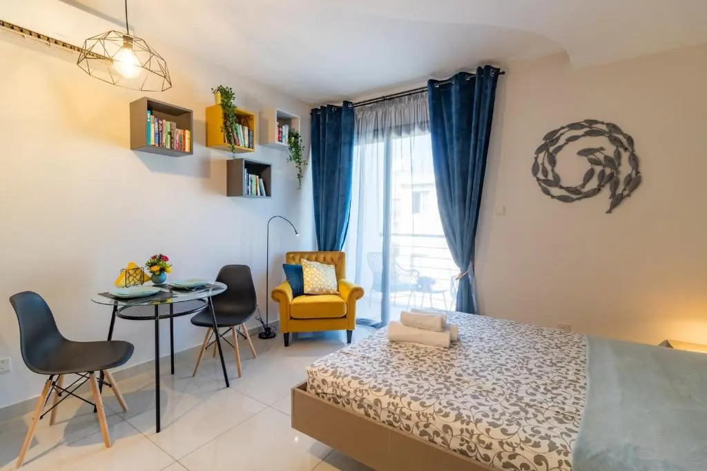 Light House - Seafront cosy studio with library