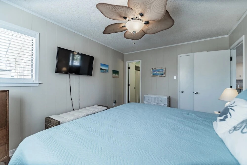 Sea Spot - Waterfront! Enjoy Dinner On The Deck And Naps In The Shaded Hammocks 3 Bedroom Home by RedAwning