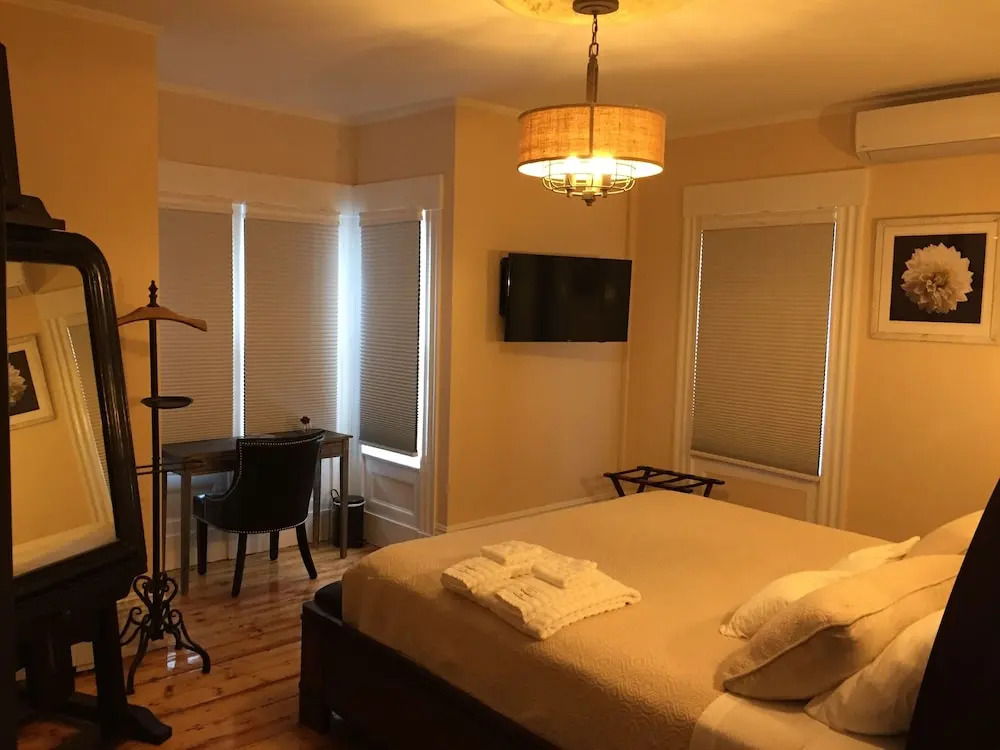 Sea Street Inn