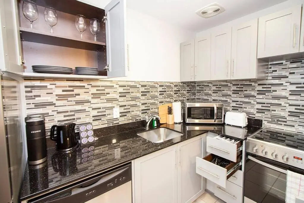Modern 1BR condo with great view Free parking