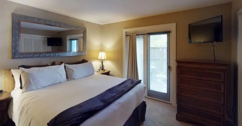 Luxury One Bedroom Condo in Cascade Village at the Base of Chair Lift 20