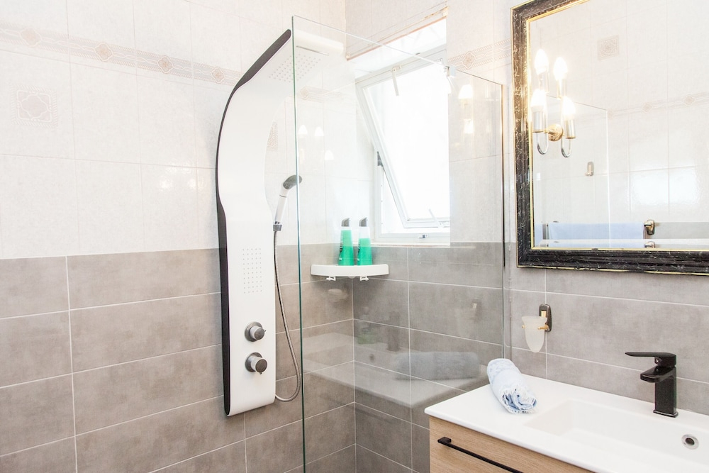Modern apt.with sea view in Glyfada