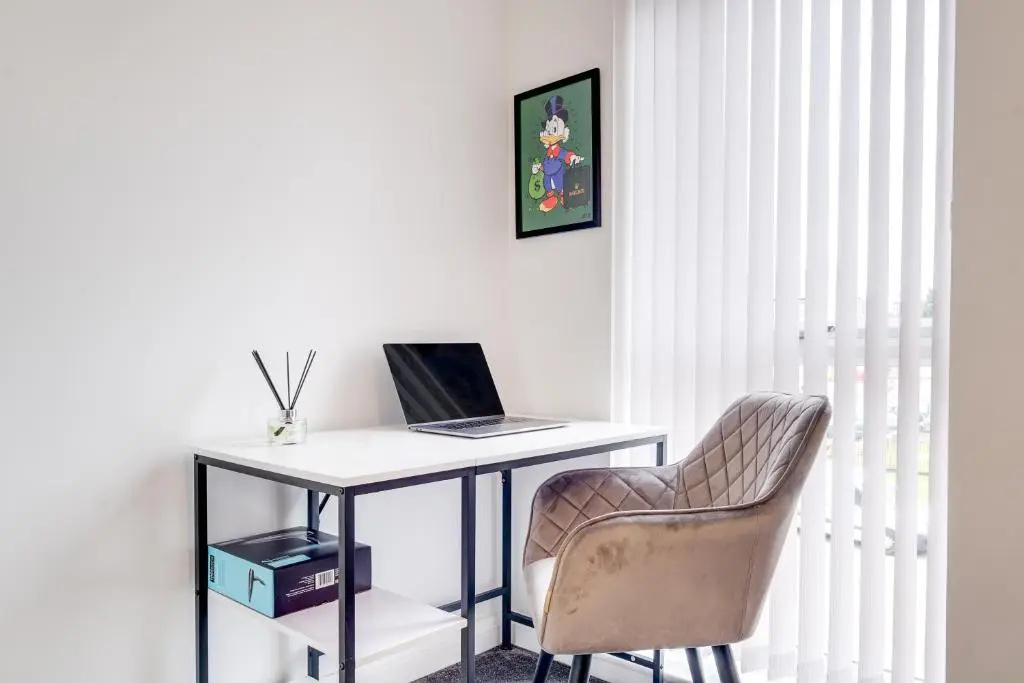 Luxury 2 Bed House City Centre ✘ BBQ & GARDEN ☆ FAMILY FRIENDLY→ Swingball & Outdoor Furniture - FREE PARKING → With 50 Inch Smart TV, FREE NETFLIX & WIFI ✘ Comfy Seating Area - BY MAEVELA®