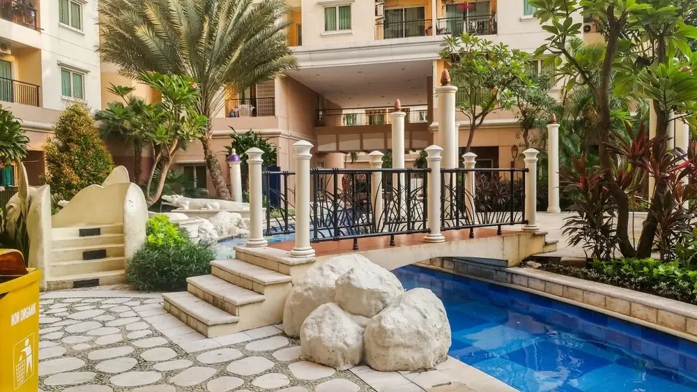 Modern 2BR at City Home Apartment with Sofa Bed near MOI