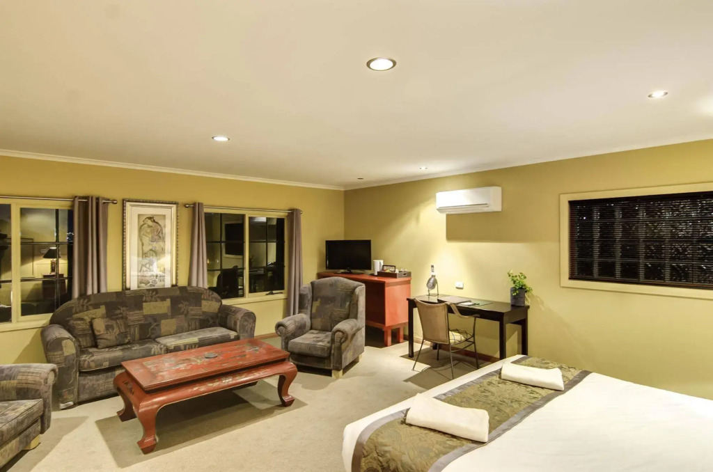 Hideaway on George