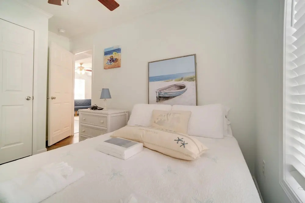 Charleston Home w/ Porch - 3 Mi to Folly Beach!