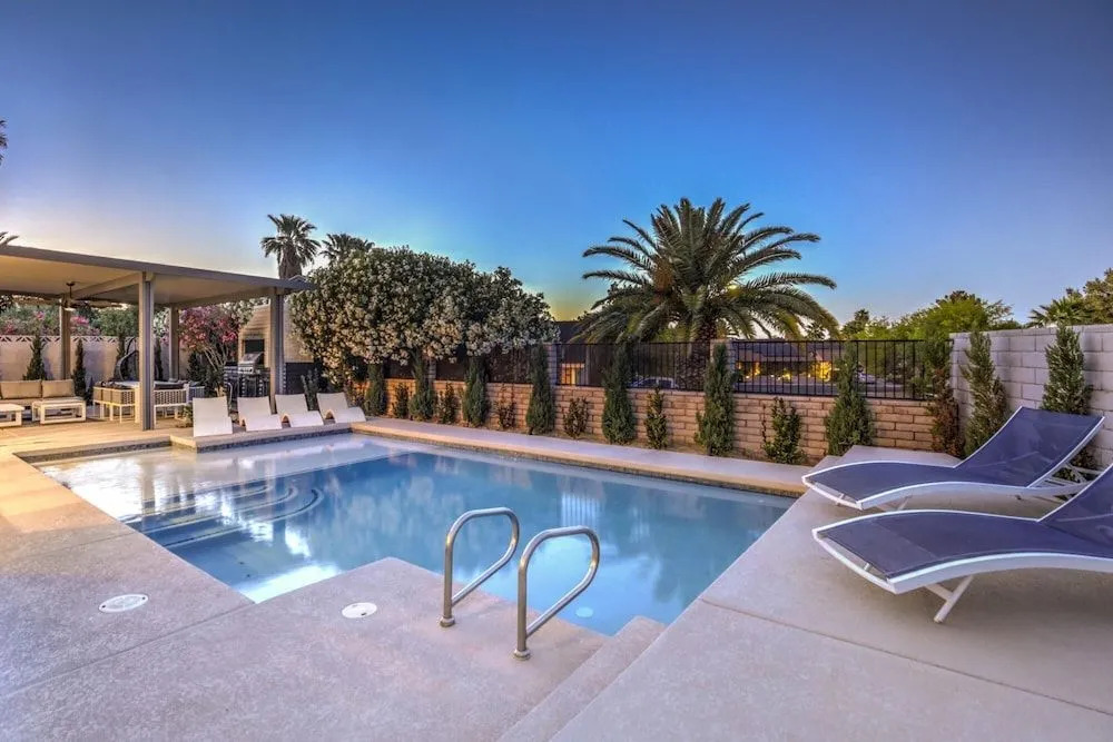 Nuevo Vegas Pool Experience Wet Deck Hot Tub Bar BBQ