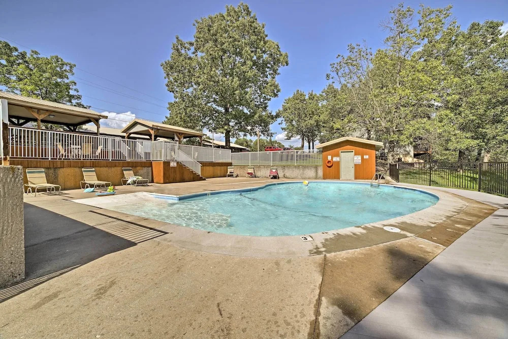 Cozy Branson Getaway ~ 2 Mi to Silver Dollar City!