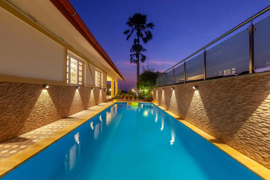 StayVistas V Square - Enjoy a pool and indoor games for a leisurely stay