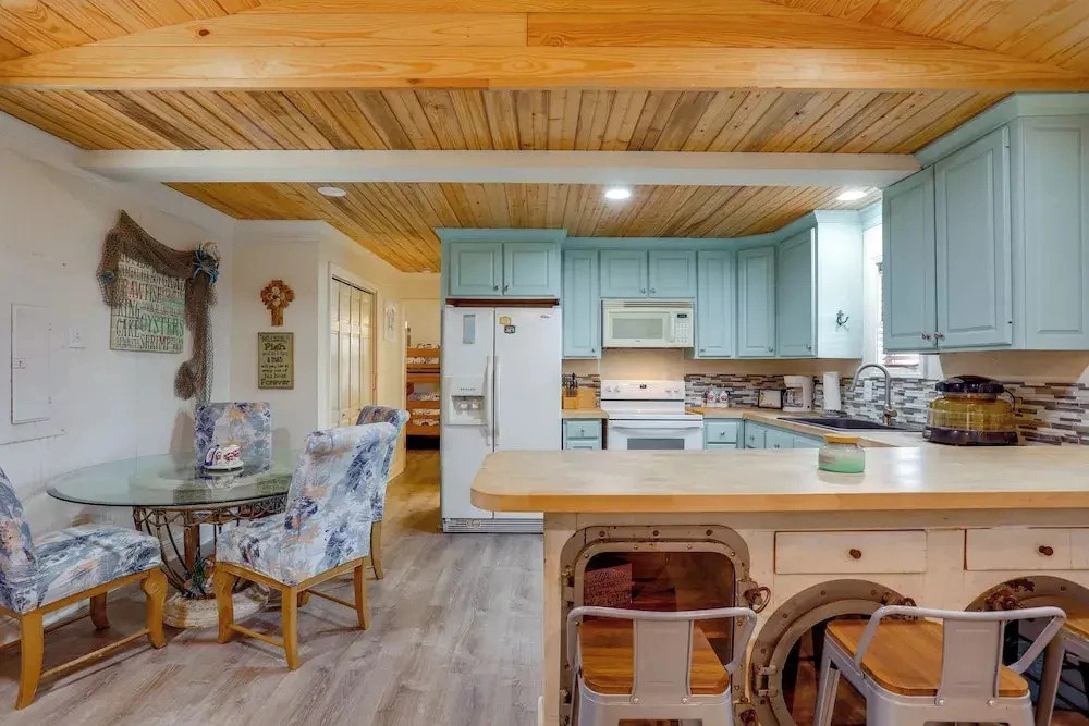 1 Mi to Festivals! Grand Isle Getaway w/ Deck