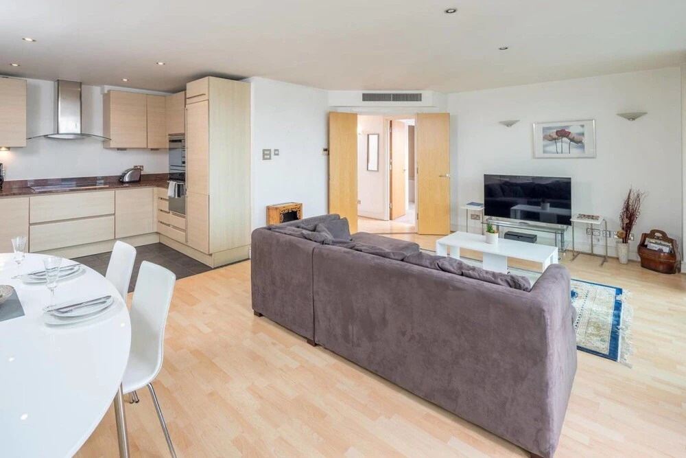 Light Modern Flat With Balcony Over River Thames!