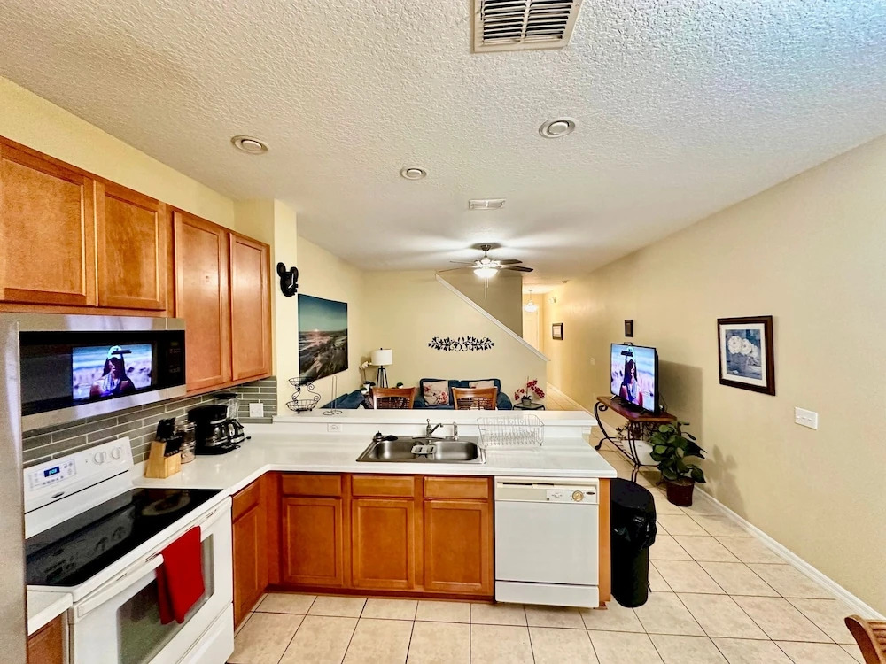 Luxury Compass 3BR Townhouse Near Disney Parks 2