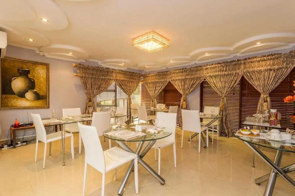 Ezulwini Guest House - Queen Room with Balcony for 2 guests in Ballito