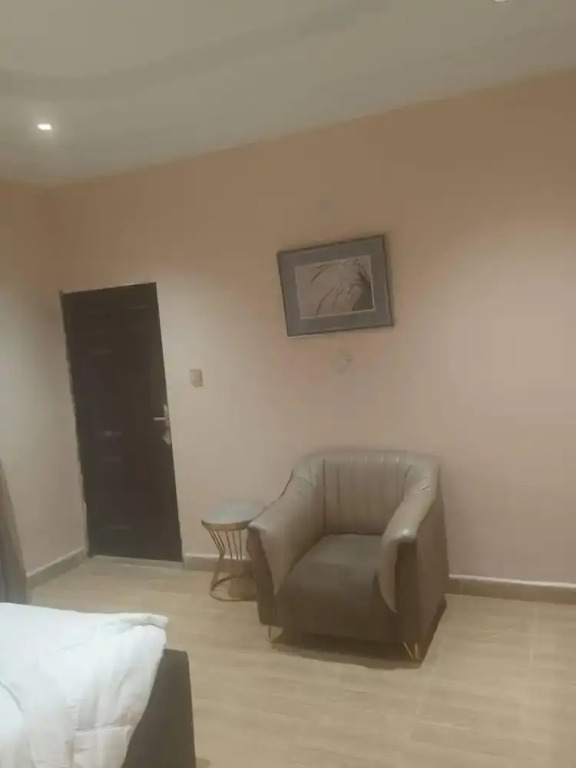 Claramojisola - Eunice Apartments