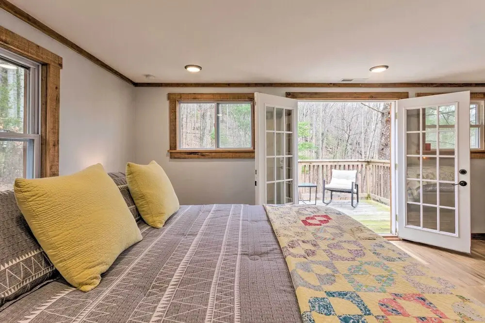 Hendersonville Cabin w/ Hot Tub, Views & Fire Pit!