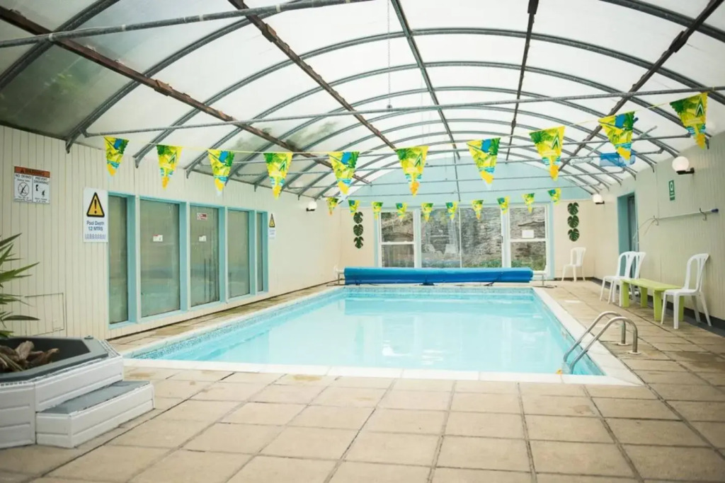The Elmfield, 8 Bed Villa with heated indoor Swimming Pool and Cocktail Bar