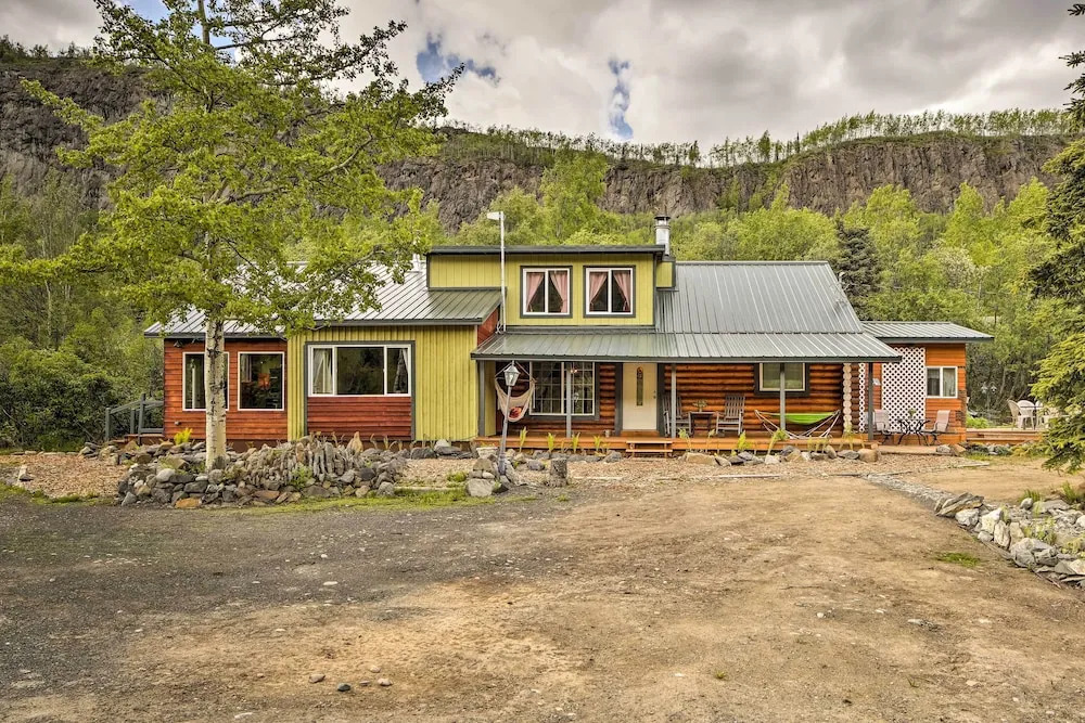 'lodge 88' - Steps to Weiner Lake w/ Dock & Boat!