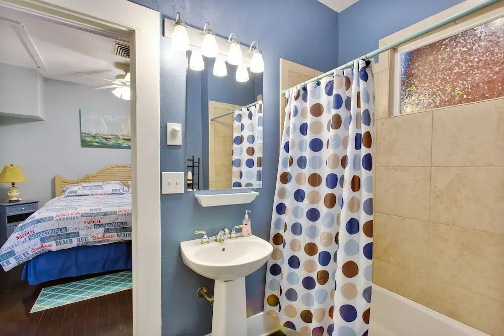 Sea Life - Just Blocks To Beach! 3 Bedroom Home by Redawning