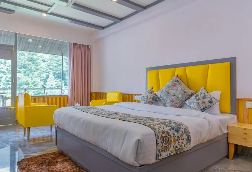 Apple Flower Himalayan Heights - Luxury Stay with Mountain Views, Parking & Garden