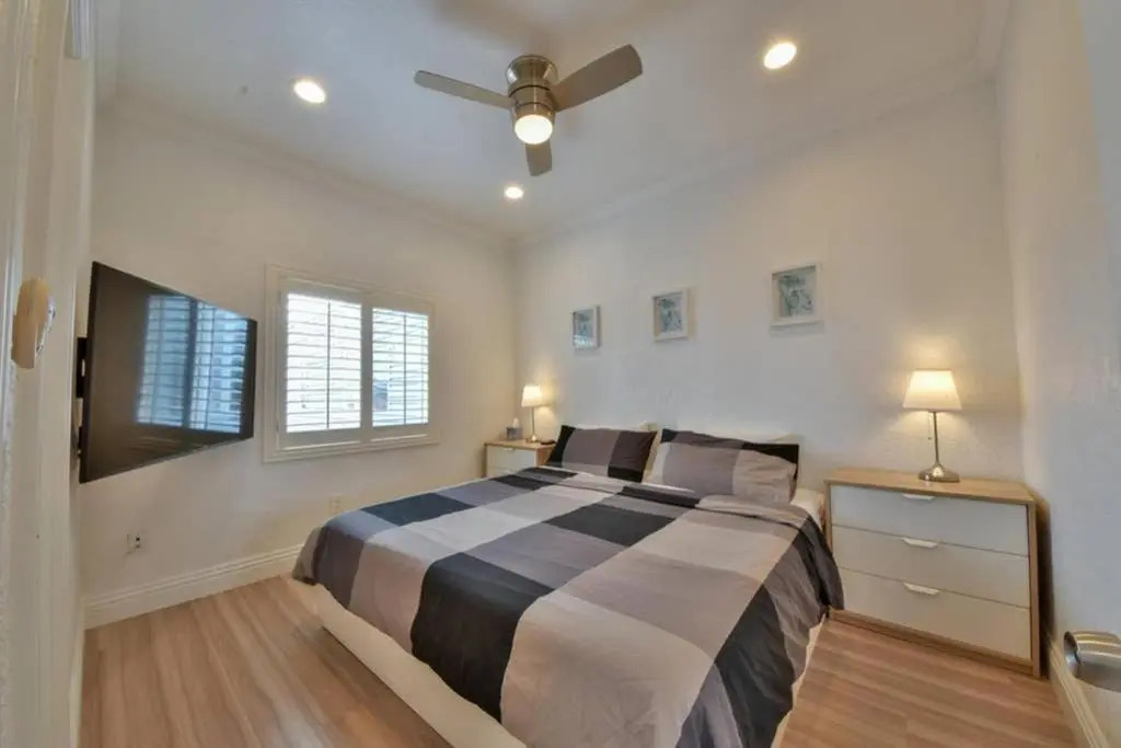 1000#5 Premier Modern Home w View, Parking, and AC