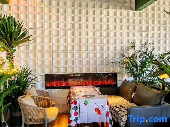 Lijiang The Rooftop Bistro&Bar• English Corner Snow Mountain view Hostel