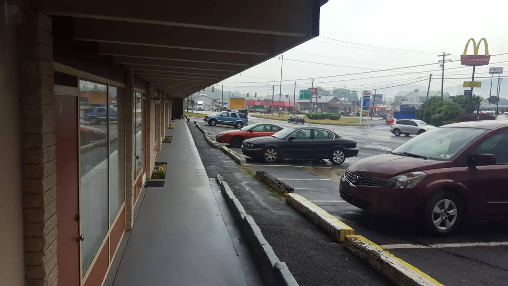 Breezwood Motel