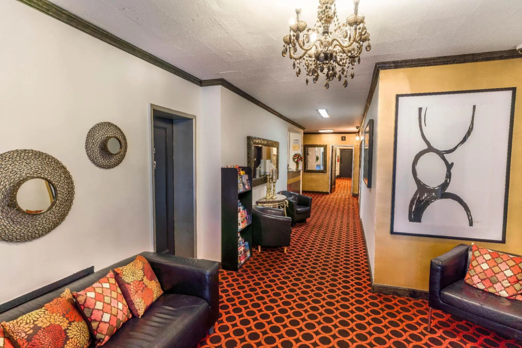 Royal Park Hotel & Hostel