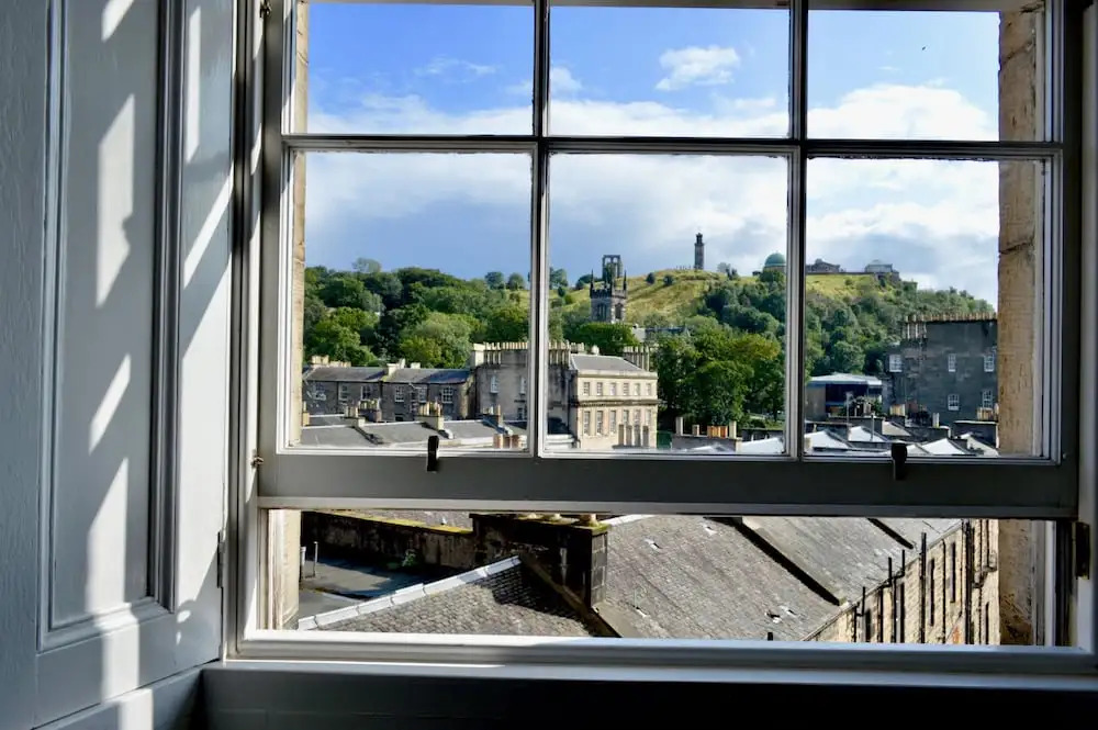 Sophisticated 2 Bedroom Edinburgh Flat Near Old Town