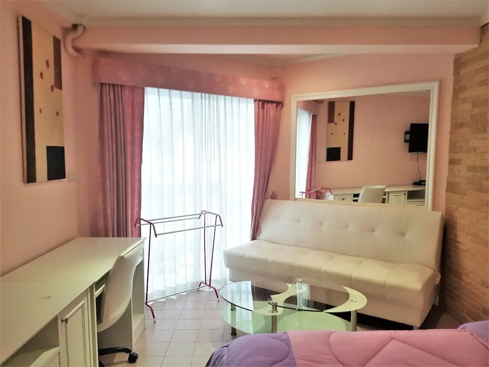 Jomtien beach condominium close to beach on great transport route Pattaya
