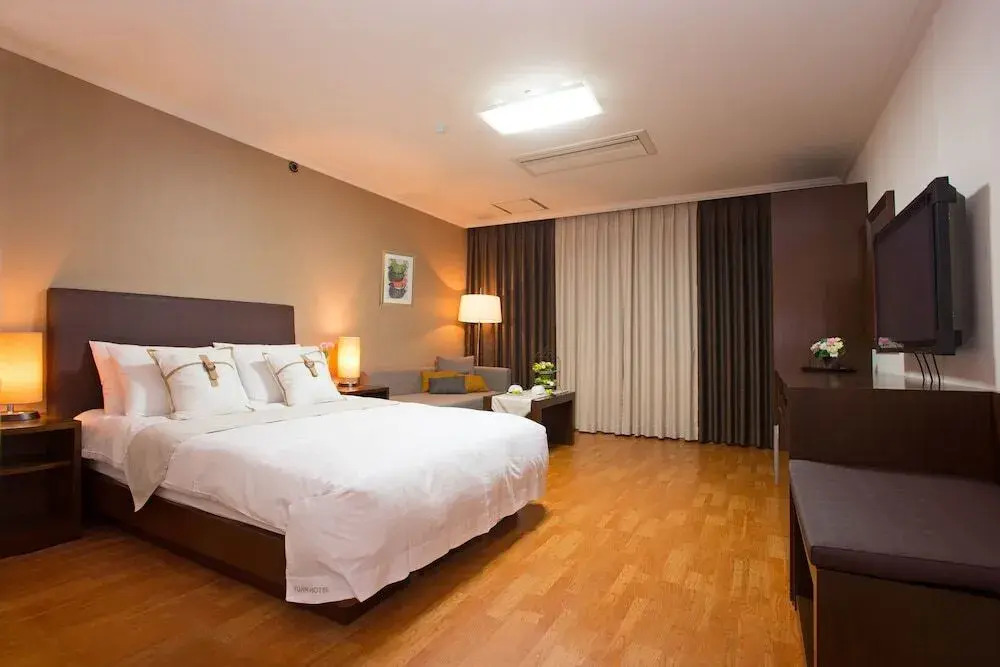 Yujin Hotel