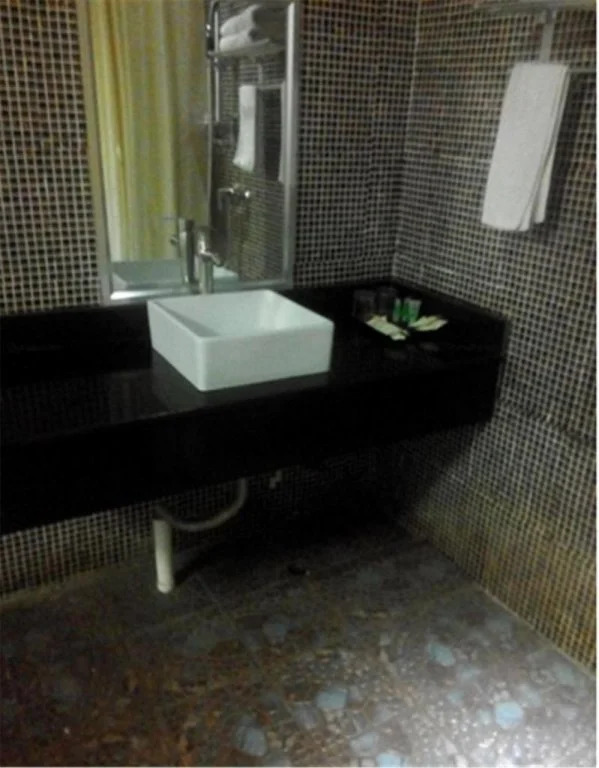 100 Chain Hotel
