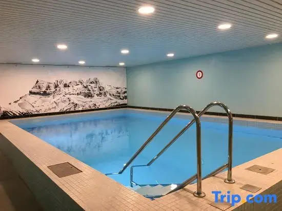 Cozy apartment with pool & balcony–near ski slope, Morgins, Portes du Soleil