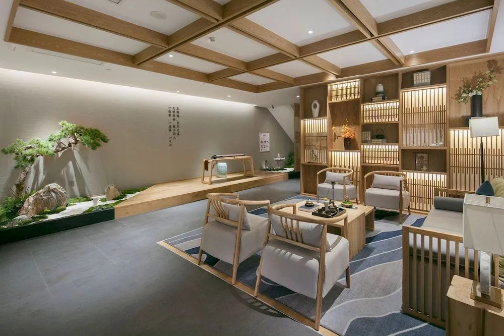 Qianna Hotel (Zhengzhou Erqi Square David City)