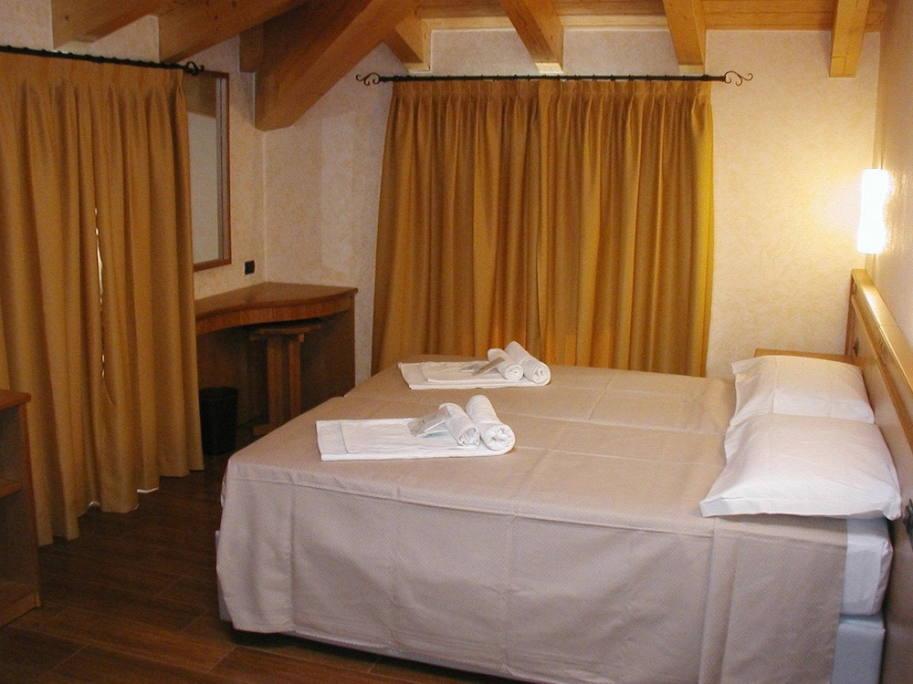 Azzano Holidays B&B