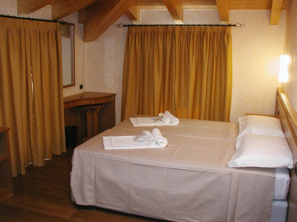 Azzano Holidays B&B