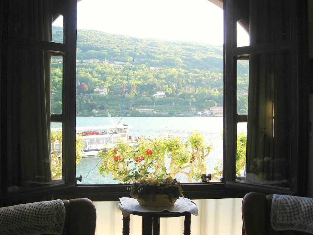 Homely Mansion in Isola Superiore near Lake