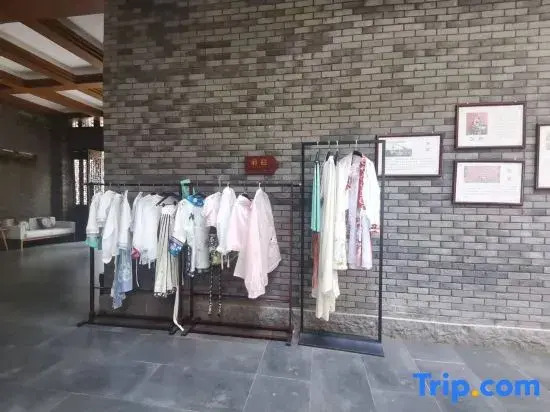 Yiju Lakeside Courtyard Hotel