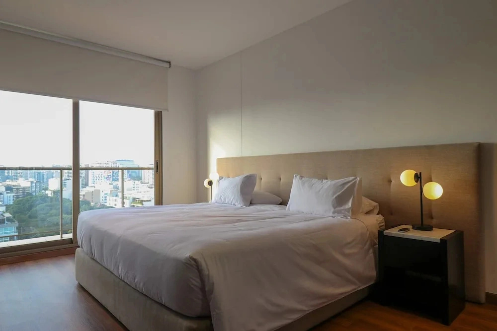 w Upscale 2BR Duplex w Balcony in Miraflores